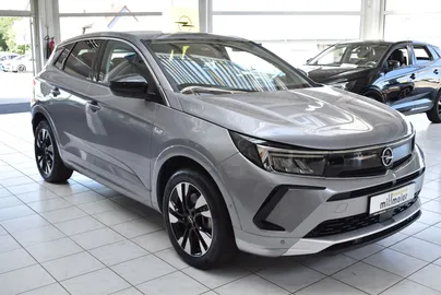 Car image 2
