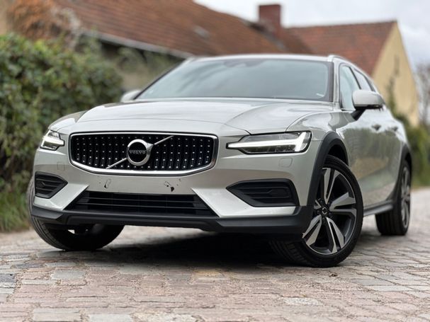 Volvo V60 Cross Country AWD 140 kW image number 1