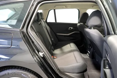 Car image 30