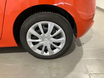 Car image 30