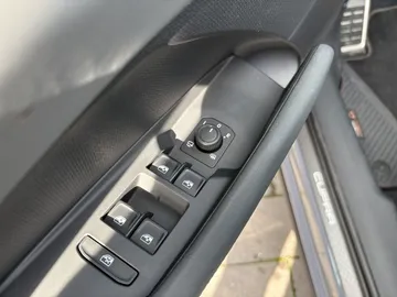 Car image 33