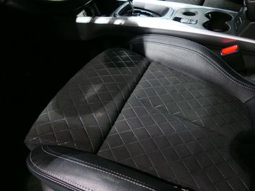 Car image 32