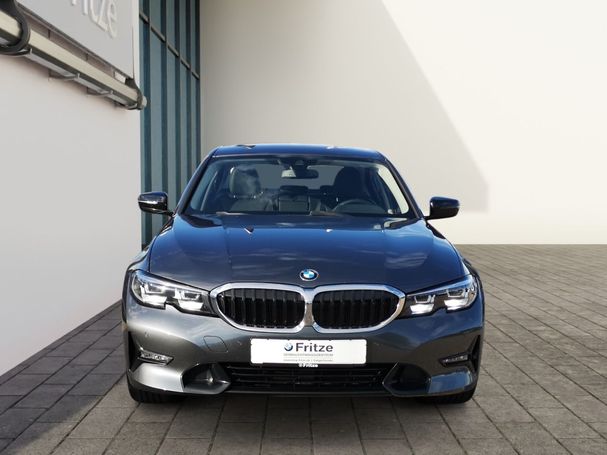 BMW 320i Sport Line 135 kW image number 2