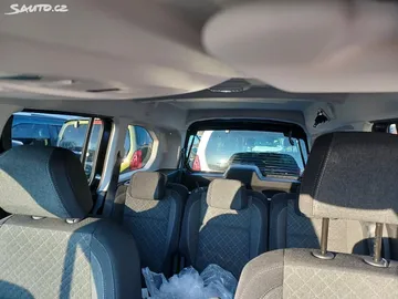 Car image 30
