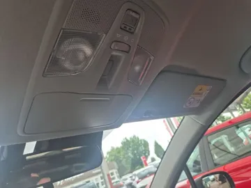 Car image 32