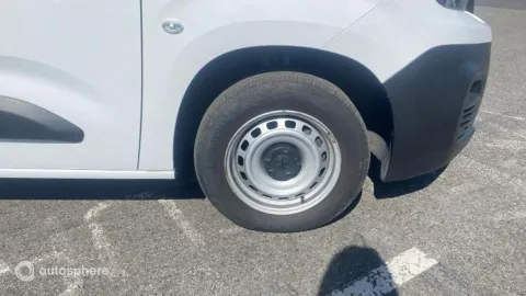 Car image 20