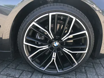 Car image 32