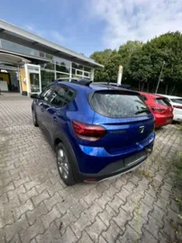 Car image 4