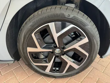 Car image 29