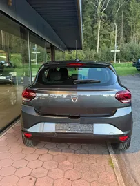 Car image 4