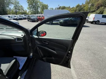 Car image 32