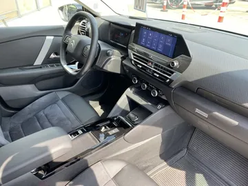 Car image 30