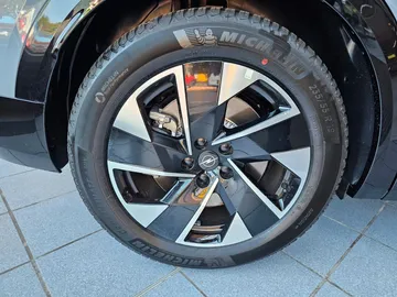Car image 26