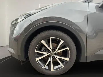 Car image 18