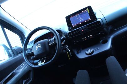 Car image 25