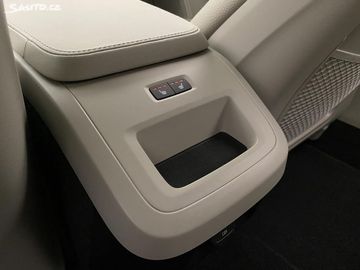 Car image 32