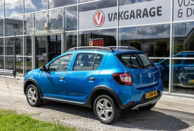 Car image 2