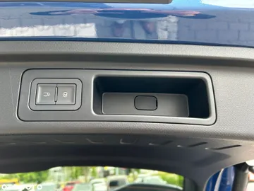 Car image 32