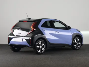 Car image 3