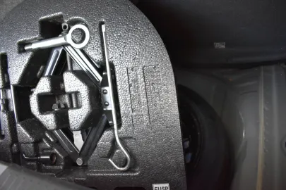 Car image 30