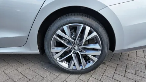 Car image 32