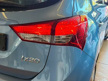Car image 25