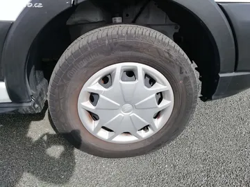 Car image 16