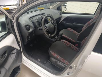 Car image 4