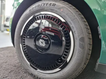 Car image 18