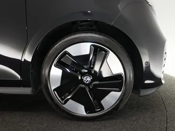 Car image 24