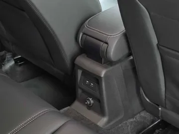 Car image 33