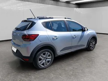 Car image 3
