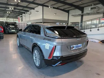 Car image 4
