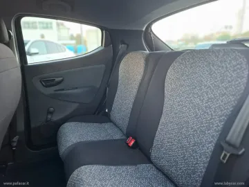 Car image 30