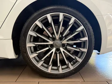 Car image 32
