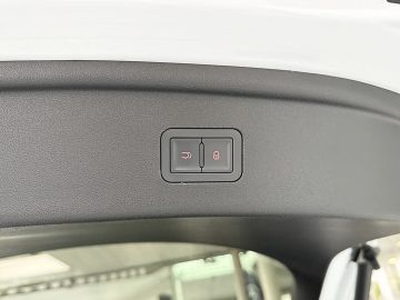 Car image 32