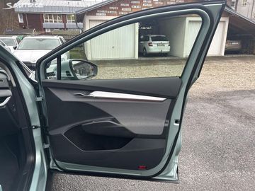 Car image 36