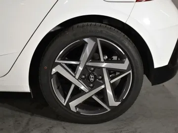 Car image 17