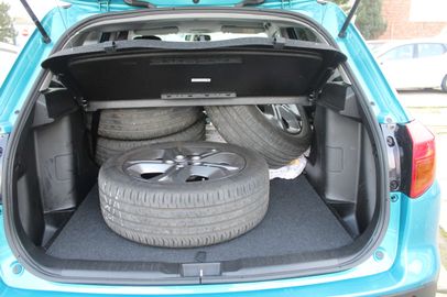 Car image 12