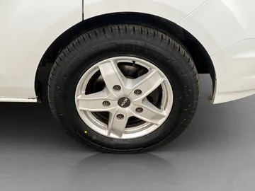 Car image 30