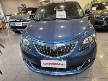 Car image 4