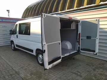 Car image 30