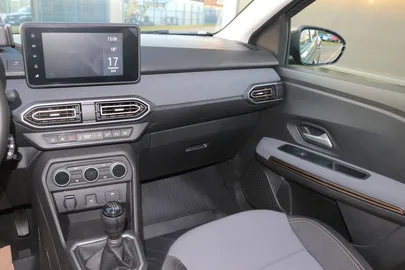 Car image 10