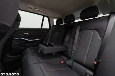 Car image 40