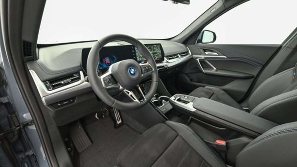 BMW iX1 xDrive30 200 kW image number 2