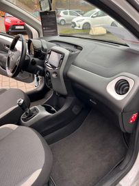 Car image 15