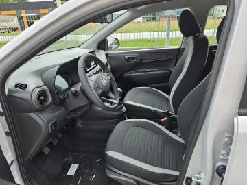 Car image 12