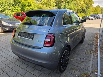 Car image 16