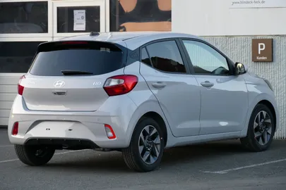 Car image 4