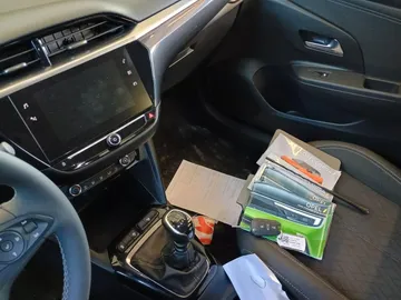 Car image 19